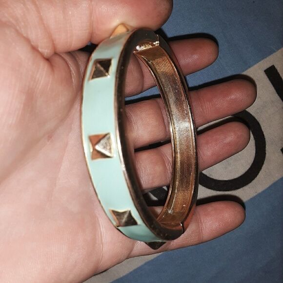 Golden and sea green hinged cuff bracelet - Picture 4 of 5